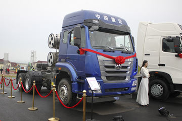 中国重汽 豪瀚J7G重卡 430马力 6X4 LNG牵引车(ZZ4255N3847E1L)