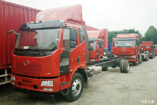 一汽解放 J6L中卡 220马力 4X2 9.7米厢式载货车底盘