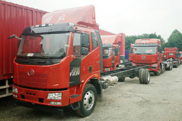 一汽解放 J6L中卡 220马力 4X2 9.7米厢式载货车底盘(CA5180XXYP62K1L7E5)