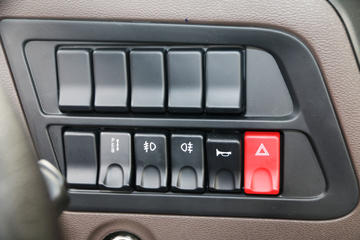 �������� �³���M3�п� 185���� 4X2 8.3����ʽ�ػ�������ͼƬ