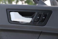 青岛解放 龙VH中卡 220马力 4X2 9.65米厢式载货车底盘(CA5189XXYPK2L7E5A80)