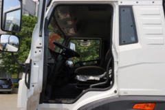 青岛解放 龙VH中卡 220马力 4X2 9.65米厢式载货车底盘(CA5189XXYPK2L7E5A80)