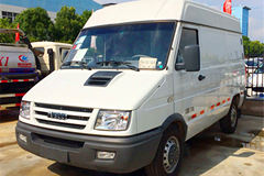 南京依维柯 129马力 4X2 冷藏车(程力威牌)(CLW5040XLCN5)