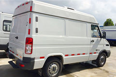 南京依维柯 129马力 4X2 冷藏车(程力威牌)(CLW5040XLCN5)