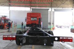 东风 多利卡D12中卡 190马力 4X2 9.85米厢式载货车底盘(EQ5181XXYL9BDKAC)