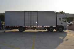 东风柳汽 乘龙M5重卡 270马力 6X2 9.6米厢式载货车(LZ5200XXYM3CB)