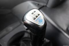 东风柳汽 乘龙M5重卡 270马力 6X2 9.6米厢式载货车(LZ5200XXYM3CB)