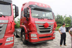 中国重汽 豪瀚J7B重卡 380马力 6X4危化品牵引车(ZZ4255N3246E1W)