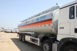 重汽豪沃(HOWO)底盘&nbsp;油罐车外观图片