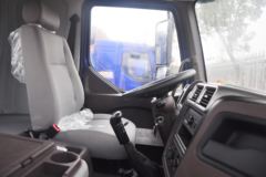 东风柳汽 新乘龙M3中卡 185马力 4X2 6.75米仓栅式载货车底盘(LZ5161CCYM3AB)