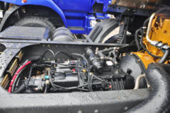 东风柳汽 新乘龙M3中卡 185马力 4X2 6.75米仓栅式载货车底盘(LZ5161CCYM3AB)