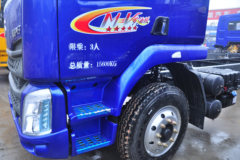 东风柳汽 新乘龙M3中卡 185马力 4X2 6.75米仓栅式载货车底盘(LZ5161CCYM3AB)