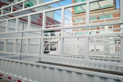庆铃 五十铃100P 98马力 3.245米双排仓栅式轻卡(QL5040CCYA6HW)