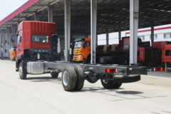 中国重汽成都商用车 W5B-H重卡 280马力 4X2 9.725米厢式载货车(法士特)(CDW5180XXYA1N5)