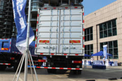 福田 瑞沃ES5 185马力 4X2 7.8米厢式载货车(BJ5185XXY-FB)