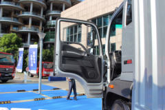 福田 瑞沃ES5 185马力 4X2 7.8米厢式载货车(BJ5185XXY-FB)