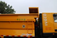 上汽红岩 新金刚 360马力 6X4 5.6米自卸车(CQ5256ZLJHTDG384L)