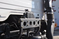 东风商用车 天龙重卡 270马力 4X2 9.6米厢式载货车底盘(DFH5180XXYAX1)