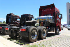 青岛解放 JH6重卡 430马力 6X4 LNG牵引车(CA4250P25K27T1E5M)