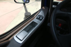 东风柳汽 新乘龙M3中卡 220马力 4X2 9.8米厢式载货车(LZ5185XXYM3AB)