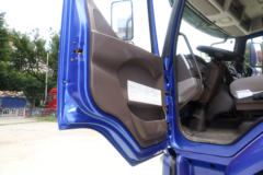 东风柳汽 新乘龙M3中卡 220马力 4X2 9.8米厢式载货车(LZ5185XXYM3AB)