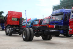 东风柳汽 乘龙H5中卡 240马力 6X2 9.6米厢式载货车(LZ5250XXYM5CB)