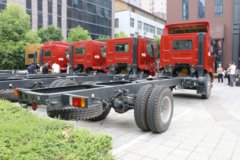 东风柳汽 乘龙L3 质惠版 160马力 4X2 6.75米排半栏板载货车底盘(LZ1160M3AB)