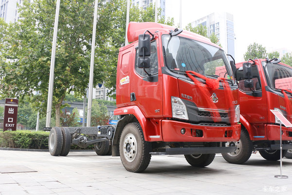 东风柳汽 乘龙L3 质惠版 160马力 4X2 6.75米排半栏板载货车底盘(LZ1160M3AB)