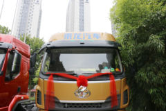 东风柳汽 乘龙H5中卡 舒适版 240马力 6X2 9.6米栏板载货车底盘(LZ1250M5CB)
