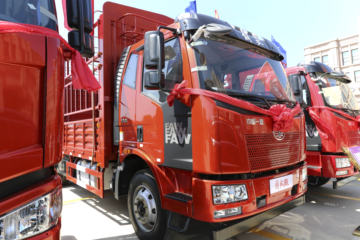 一汽解放 J6L中卡 质慧版 180马力 4X2 6.8米仓栅式载货车(CA5160CCYP62K1L4A1E5)