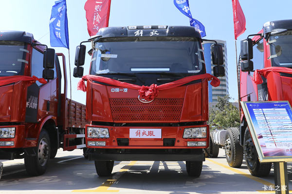 一汽解放 J6L中卡 180马力 4X2 6.8米栏板载货车(CA1160P62K1L4A1E5)