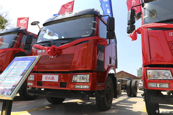 一汽解放 J6L中卡 质慧版 180马力 4X2 6.8米栏板载货车(CA1160P62K1L4A1E5)