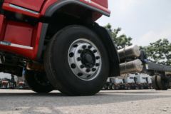 东风柳汽 乘龙H5中卡 240马力 4X2 9.6米厢式载货车(LZ5180XXYM5AB)