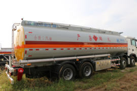 重汽豪沃(HOWO)底盘&nbsp;油罐车上装图片