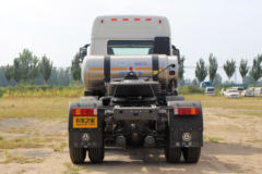 中国重汽 豪瀚J7B重卡 320马力 6X2 LNG牵引车(ZZ4255N27C6E1L)