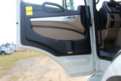 中国重汽 豪瀚J7B重卡 320马力 6X2 LNG牵引车(ZZ4255N27C6E1L)