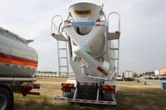 中国重汽 HOWO重卡 380马力 8X4 5.5方混凝土搅拌车底盘(ZZ1317N3667E1)