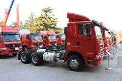 中国重汽 豪运重卡 380马力 6X4牵引车(ZZ4255N3245D1)