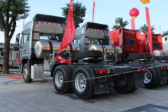 中国重汽 豪瀚J7G重卡 430马力 6X4 LNG牵引车(ZZ4255N3847E1L)