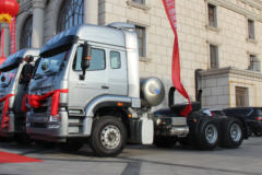 中国重汽 豪瀚J7G重卡 430马力 6X4 LNG牵引车(ZZ4255N3847E1L)