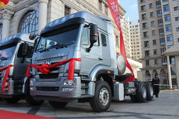 中国重汽 豪瀚J7G重卡 430马力 6X4 LNG牵引车(ZZ4255N3847E1L)