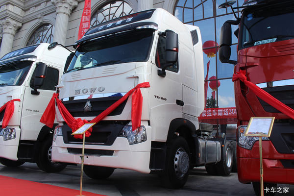 中国重汽 HOWO T7H重卡 540马力 6X4牵引车(ZZ4257W324HE1B)