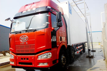 一汽解放 J6L 220马力 6X2 冷藏车(冰凌方)