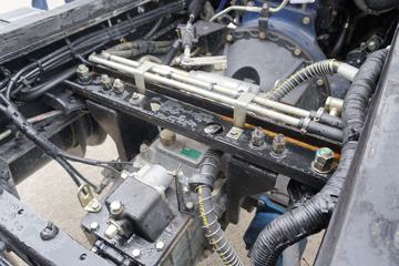 ���� ����T10 ��ֵ�� 129���� 4X2 3.7����ж��(��110˫��)(EQ3041L8GDAAC)ͼƬ