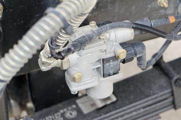 ���� ����T10 ��ֵ�� 129���� 4X2 3.7����ж��(��110˫��)(EQ3041L8GDAAC)ͼƬ