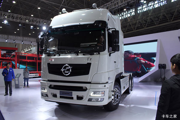 东风华神 T7 420马力 6X4 LNG牵引车