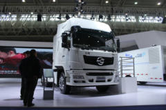 东风华神 T7 420马力 6X4 LNG牵引车(EQ4250GLN3)