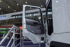 东风华神 T7 420马力 6X4 LNG牵引车(EQ4250GLN3)