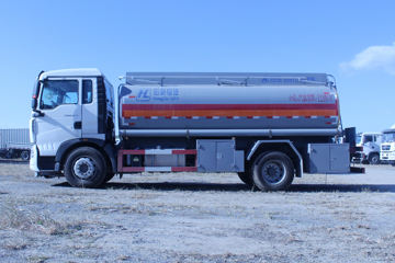 重汽豪沃(HOWO)底盘&nbsp;油罐车外观图片