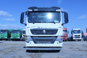 重汽豪沃(HOWO)底盘&nbsp;油罐车外观图片